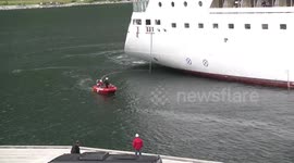 AIDAbella mooring lines being taken to pier