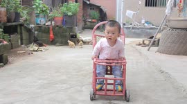 好萌！中国幼儿手舞足蹈，自娱自乐！