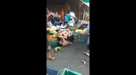 Banana drama: Two old ladies fight over fruit stalls in Thailand