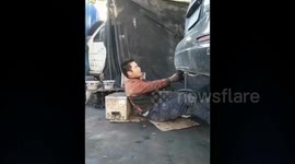 辽宁铁岭：修理工挑战堵汽车排气筒