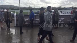 Newsflare Edit - Kenny and Gabby Logan arrive at Cheltenham Festival