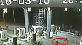 惊呆！6岁男孩深夜骑童车逆行穿过高速收费站