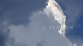 Newsflare Edit - Is it a UFO? Spooky cloud apparition terrifies onlookers
