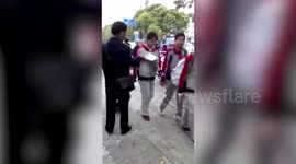 上海  61岁猥琐男校门口假借发传单接二连三袭胸女学生 警方连夜抓获