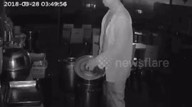 海口 饭店经营起冲突 男子朝对方汤锅里投大便