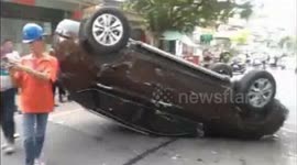 顺德：小车翻侧砸伤群众 一众街坊合力救援