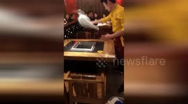 常州：火锅店服务生超炫擦桌子