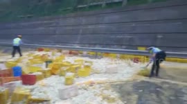 Lorry overturns in China spreading 100,000 eggs across highway