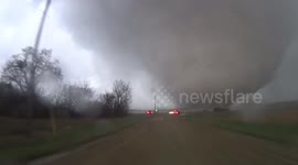 Massive wedge tornado tears through Kansas