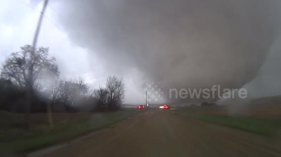 Massive wedge tornado tears through Kansas