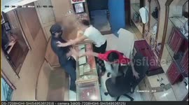 Stupid thief fails in attempt to rob jewellery shop
