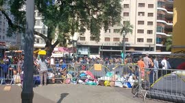 Moradores do prédio que caiu tendo auxílio