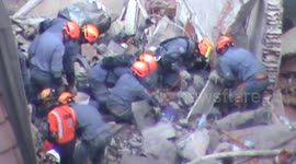 apos cachorro fazer busca no local do desabamento, encontra indicios de prováveis vitimas