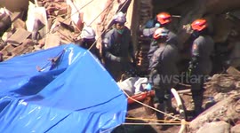 corpo de vitima de desabamento ´é resgatado