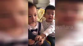 广东佛山：男孩偷吃小朋友零食被发现 机智处理