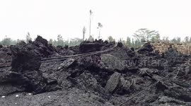 Local films black lava and ground fissures one week after Kilauea erupts