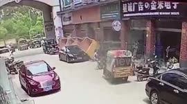 湖南宁乡一商铺招牌坠落 小女孩儿幸运躲过一劫