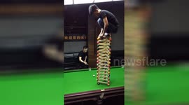 吉林市  牛人展示台球绝技