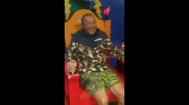 Mans funny reaction on shocking game machine