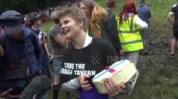 Newsflare Women S Cheese Rolling Champion All Smiles Despite Dislocated Shoulder