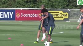 Willian shows off skills in Brazil training
