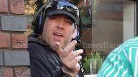 Hilarious Guy By Trying To Sing Robbie Williams Songs