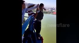 陕西西安  女子蹦极时很紧张   有些话还没问完不料就被教练推了下去