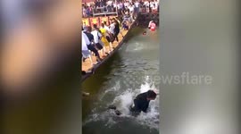 河南汝州  小伙儿玩晃桥游戏 落入水中险些溺水