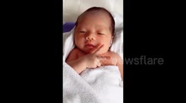 湖南长沙  刚出生宝宝做出胜利手势