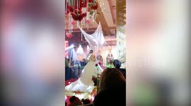 安徽阜阳 婚礼现场飞头纱失败