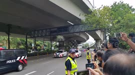 Trump motorcade 'seen en route to meet Kim'