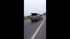 Car drives for a mile with broken wheel