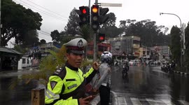 Officers repaired a malfunction traffic light that make drivers confused