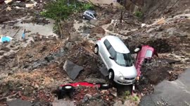 Newsflare Edit - Side wall collapse at Lloyds Estate, Antop Hill- next to the new Dosti complex construction #MumbaiRains https://t.co/qvaB0WuBQO