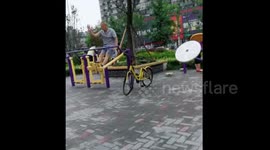 四川成都   大爷健身器材上边跑步边打拳