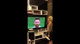 Argentina Fans in Viet Nam created the hair for the players through the television screen