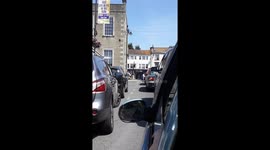 Random act of kindness when car breaks down at traffic lights and loads of people help push the car