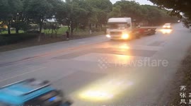 Lorry driver doesn't have a clue as 100m-long cloth unfurls onto road