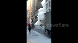 Newsflare Edit - Steam pipe explodes in New York City leaving four with minor injuries