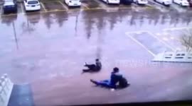 山东泰安 两男子在台阶上接连滑倒