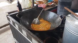 Cooking Aceh noodle dish.