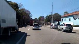 UnTráiler quiere topar o esta trabado a la construccion historica en ciudad Guatemala