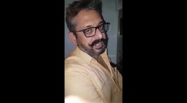 Man giving tips to open Lift when stucked inside