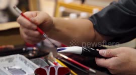 Artist paints a dragon's full body with one single stroke