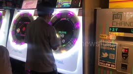 Crazy skills on an arcade machine in Japan