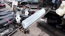 Super cool: Ingenious way to deliver ice cubes in Cambodia