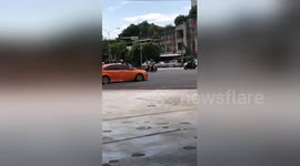 Newsflare Edit - Jilted boyfriend clings to car windscreen after 'argument with girlfriend'