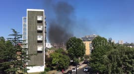 Building fire forces nearby residents to bear heat