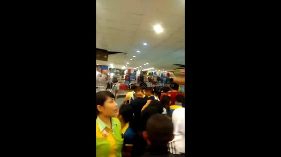 Bali shoppers flee as earthquake hits