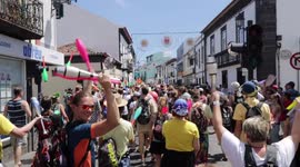 1,000 jugglers meet in the Azores for the larges juggling festival of the year - parade and games